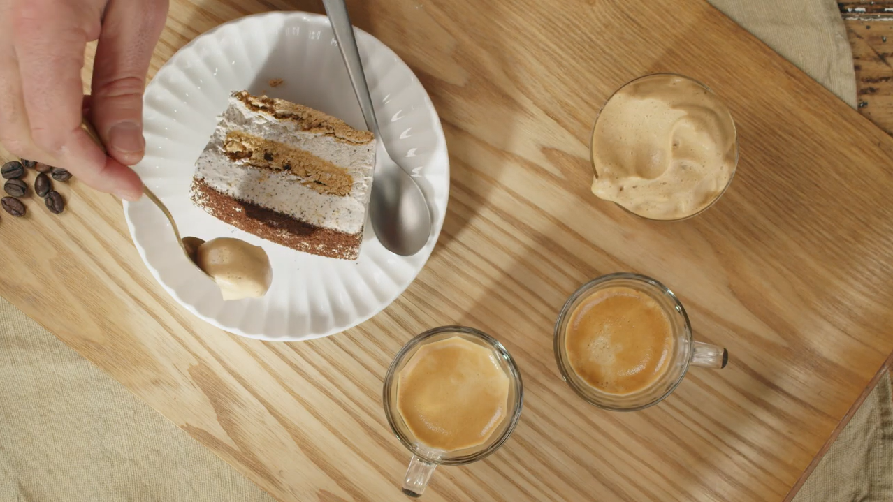 servizio dessert meringata con caffè